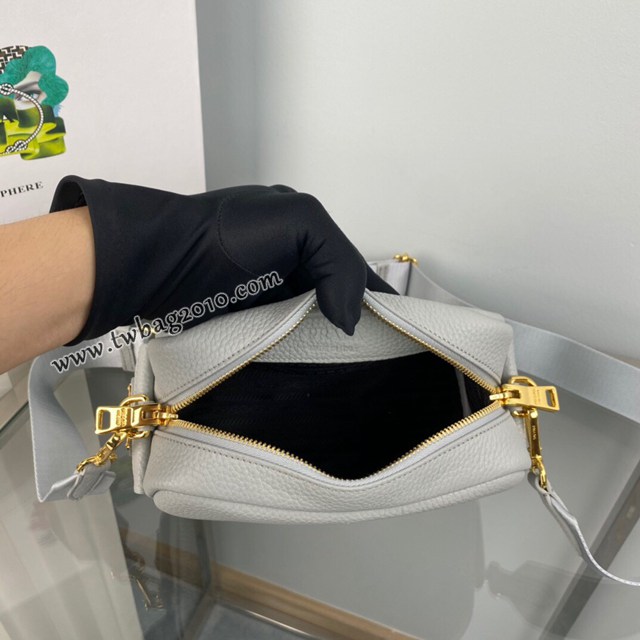 Prada專櫃新款小號雕花logo斜跨包 1BH187 普拉達小牛皮休閒肩背女包 csp1677